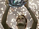 S TROFEJÍ NAD HLAVOU. výcarský tenista Roger Federer si vychutnává triumf na