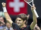 RUCE LETÍ NAHORU. Roger Federer se raduje po vítzství ve finále v Rotterdamu.