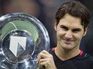 VÍTZ PÓZUJE. výcarský tenista Roger Federer ukazuje trofej, kterou získal na