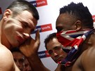 OKUJÍCÍ POLÍEK. Britský boxer Dereck Chisora práv dává facku Vitaliji