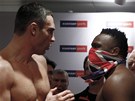 CO SIS TO DOVOLIL? Britský boxer Dereck Chisora dal pi váení facku Vitaliji...