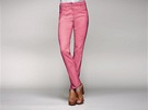 Kalhoty v zářivých barvách představují jeden z hlavních módních trendů sezony