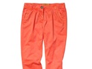 Mandarinková barva letos letí, kalhoty v jemném odstínu najdete v jarní kolekci