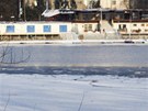 Letoní mrazy vytvoily i na Vltav v Praze tenkou vrstvu ledu.