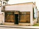 Minimalistická budova prodejny nápoj pi sodovkárn ve Wolkerov ulici v 70....