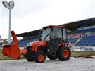 Odklízení snhu na stadionu fotbalového klubu 1. FC Slovácko. 