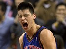 Jeremy Lin z New Yorku ve vítzném gestu.