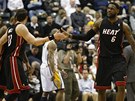 LeBron James (vpravo) a Mike Miller se chválí za úspnou akci Miami.