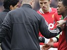ODMÍTNUT. Patrice Evra z Manchesteru United nabízí liverpoolskému Luisi