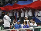PORADA. etí tenisté Radek tpánek (vpravo) a Tomá Berdych se radí s