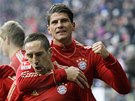 POJ, ROZDRTÍME JE. Mario Gomez (vpravo) z Bayernu Mnichov oslavuje s Franckem