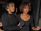 Whitney Houston pi odchodu z noního klubu Tru Hollywood museli pomáhat (9.