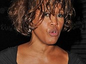 Whitney Houston opouští noční klub Tru Hollywood (9. února 2012).