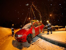 Fabia pejela nstupit a skonila a na kolejch. 