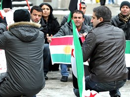 Skupina Syřanů v pátek protestovala v centru Plzně proti poměrům ve své vlasti.