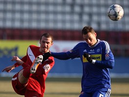 Trennsk Peter Kleik centruje, zblokovat m se pokou Jakub Podan z