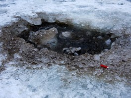 Krter v ledu vytvoen podomcku vyrobenou vbuninou. (13 nora 2012)