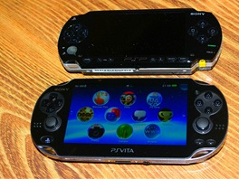 Na fotografii vyniká robustní konstrukce PS Vita. Nahoe je pvodní PSP,...