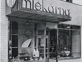 Původní vzhled minimalistické budovy prodejny nápojů s reklamou při mlékárně ve...