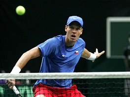 SPADNI ZA S͍. Tom Berdych tla oima m na stranu italskch tenist.