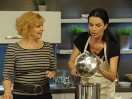 Kamila Magálová a Silvia Lakatošová v pořadu Tajomstvo mojej kuchyne