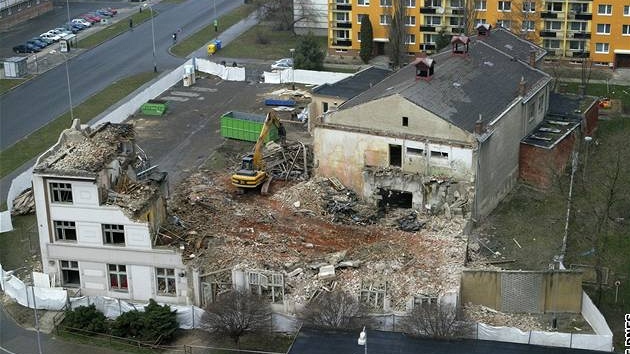 Zbytky přerovského spolkového domu Trávník, jinak zvaného Komuna, po demolici větší části budovy.