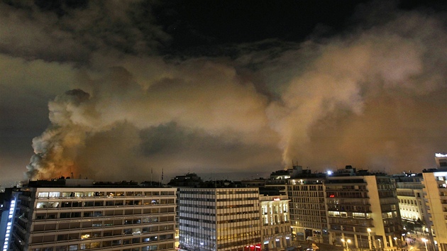 Nad Aténami v noci z nedle na pondlí stoupaly sloupy tiplavého dýmu. Ve...
