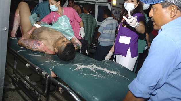 Zdravotníci peují o popálené trestance v honduraské metropoli (15. února 2012)