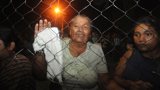 Píbuzní trestanc z vznice Comayagua truchlí za své mrtvé (15. února 2012)