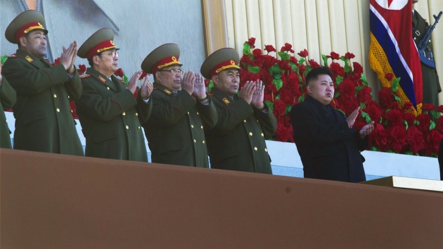 Kim ong-un pihlíí vojenské pehlídce v Pchjongjangu  (16. února 2012)