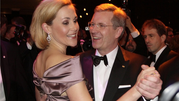 Christian Wulff tančí se svojí ženou Bettinou na plese německého syndikátu novinářů (26. listopadu 2010)