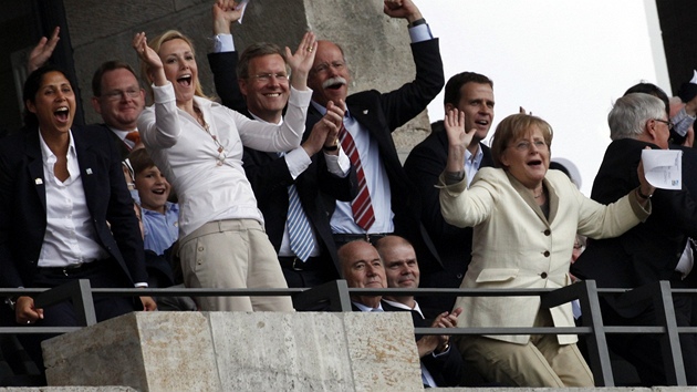 Christian Wulff, jeho ena Bettina a Angela Merkelová oslavují slaví gól