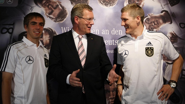 Christian Wulff rozmlouvá s nmeckými fotbalisty Philippem Lahm (vlevo) a