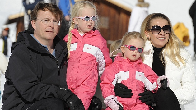 Nizozemsk princ Johan Friso s manelkou Mabel a dcerkami Luanou a Zariou v noru 2011 v rakouskm horskm stedisku Lech.