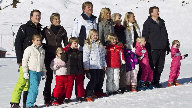 Nizozemsk krlovsk rodina pzuje v noru 2011 v rakouskm horskm stedisku Lech am Arlberg. Princ Johan Friso druh zprava.