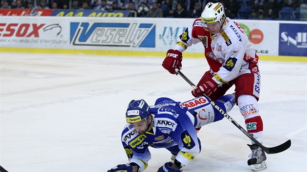 Ze zápasu Kometa Brno (v modrém) - Slavia.