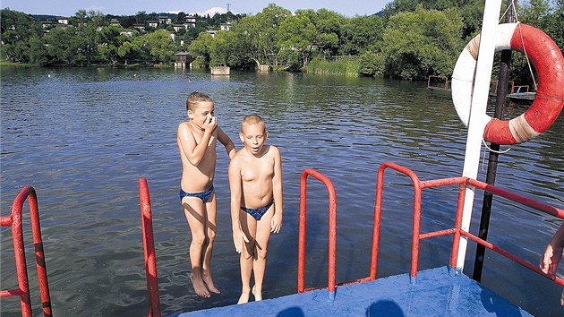Koupaliště u rybníka v Habrovicích bylo velmi oblíbené, protože bylo pro Ústečany snadno dostupné. (Snímek z roku 2004)
