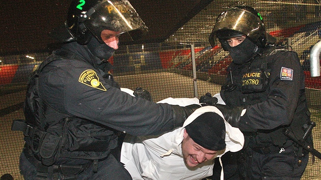 Policisté nacvi�ují zásah proti výtr�ník�m na nov� zrekonstruovaném plze�ském