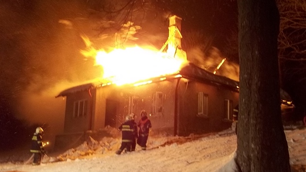 Hasi�i likvidují po�ár fary v �eských Petrovicích na Pardubicku (11.2.2012)