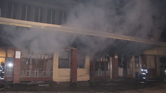 Na nádra�í v Klatovech v noci sho�el novinový stánek.