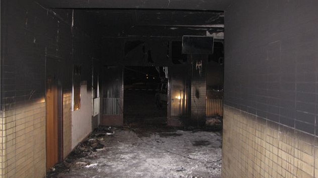 Zakou�ené interiéry klatovského nádra�í po no�ním po�áru novinového stánku.