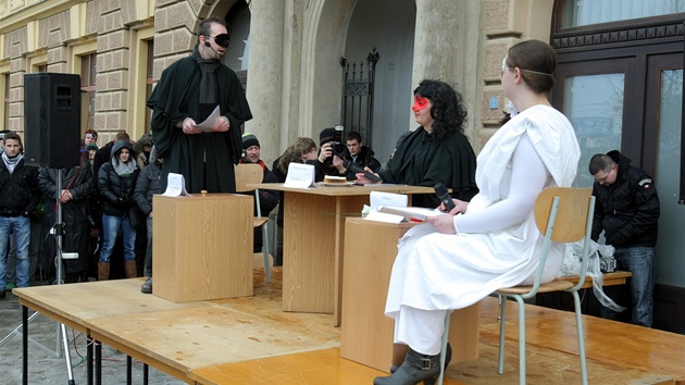 Scénka vynesení rozsudku smrti nad akademickými svobodami v podání student�