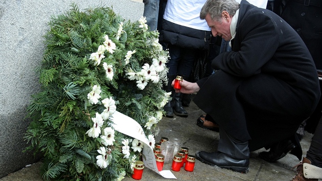 Dkan Jan Pauly symbolicky zapaluje svíku pi pohbu akademických svobod bhem