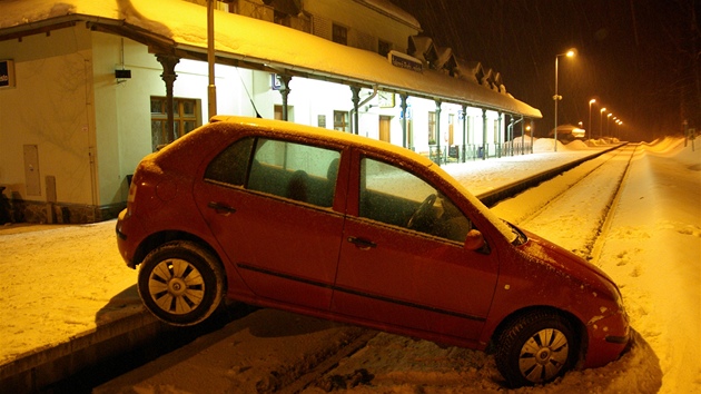 Fabia p�ejela nástupi�t� a skon�ila a� na kolejích. 