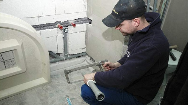 Nejd�íve si instalaté�i p�esn� nam��ili odpad, který povede rovnob�n� se st�nou