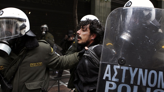 Protesty proti úsporným opatením v Aténách (10. února 2012)