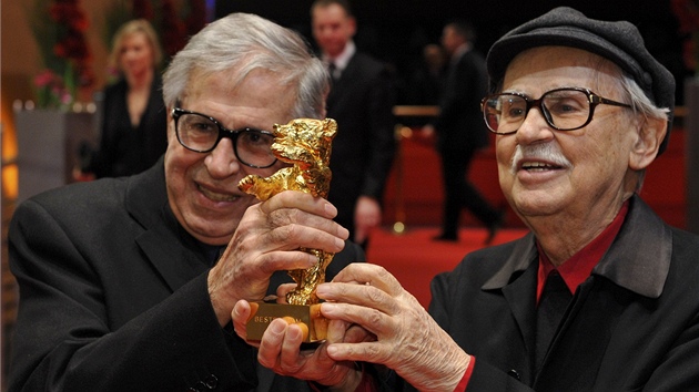 Reisi Vittorio a Paolo Taviani pzuj se sokou Zlatho medvda za nejlep film na festivalu Berlinale, kterou zskali za film Cesar mus zemt (18. nora 2012).