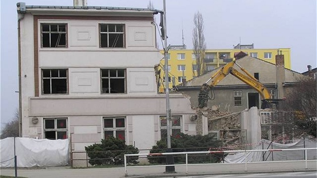Zbytky přerovského spolkového domu Trávník, jinak zvaného Komuna, po demolici větší části budovy.