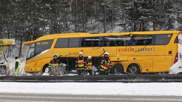 Nehoda autobusu na dálnici D1 na Vysoin. (15. února 2012)