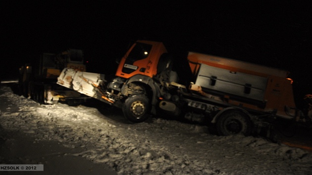 Hasi�i bojuj� se sn�hovou kalamitou na Prost�jovsku v noci z 15. na 16. �nora